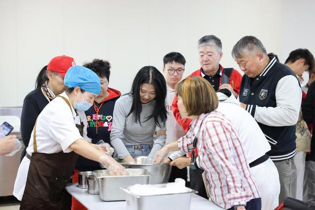 师生共烹榆钱饭 劳动课堂撷春香(图2)