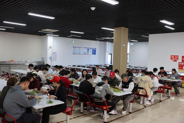 师生共烹榆钱饭 劳动课堂撷春香(图3)