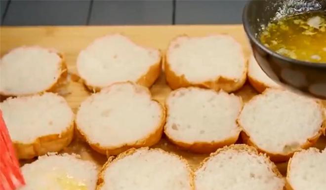 大厨教你自制kaiyun登陆入口开云大蒜面包经过烘焙可口酥脆让人直呼好吃(图2)