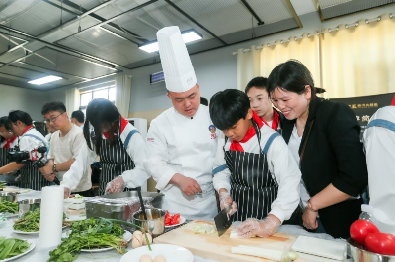 烹饪食育课｜阿五厨师现场教学亲授小学生烹饪技艺(图5)