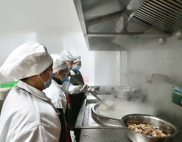 钟祥：资深厨师亲授课 食堂师傅提技能(图2)