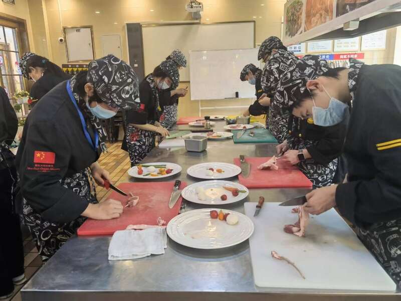 劳动课学kaiyun官网做饭引热议 校本课程开发成呼吁焦点(图2)