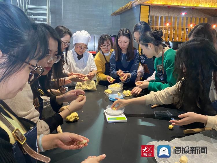 “浓情三八节 烘焙暖人心” 市北区湖岛街道开展三八妇女节主题活动kaiyun中国官方网站(图2)