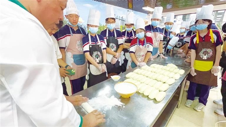 kaiyun官网传承美食文化拓宽学生视野！兰州牛肉拉面教学走进中小学劳动课(图1)