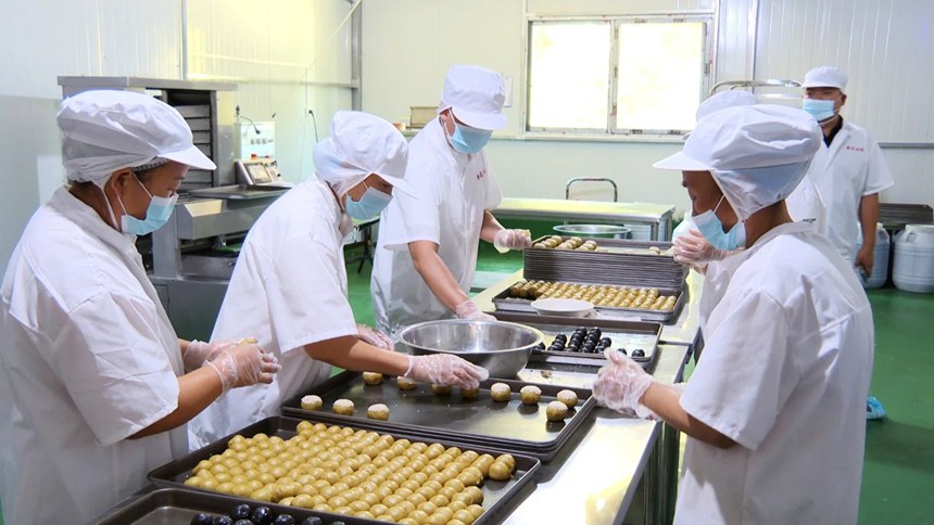 kaiyun普定县水井村：高原藕粉蜂蜜月饼出炉(图1)