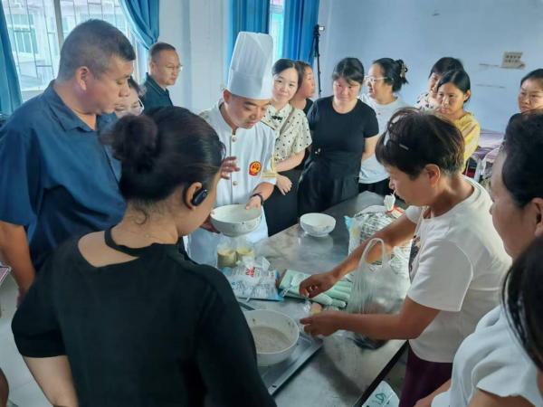 kaiyun官网邓州市人社局：精准培养技能人才 持续优化营商环境(图1)