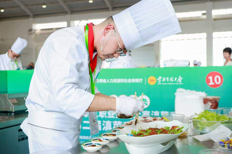 kaiyun官网2024云南餐博会开幕 滇菜烹饪大赛同期举行_新华网(图2)