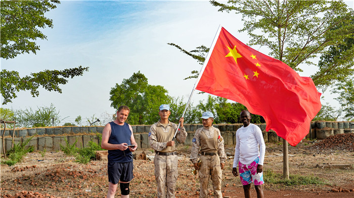 维和官兵丨我与国旗同框(图6)