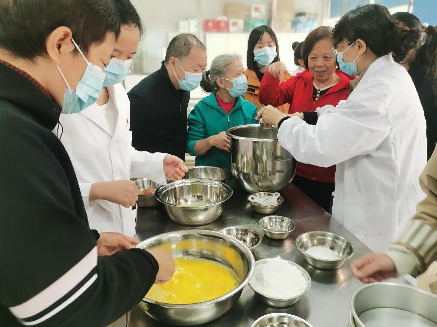 “烘培课程进社区甜蜜共享暖人心” 佛祖岭街道欣和社区举办校社共建烘培技能培训活动(图2)