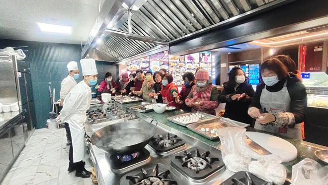 这条网红美食街的大厨们免费教邻居做拿手菜(图3)