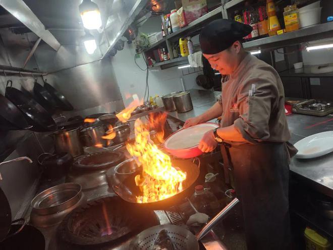 这条网红美食街的大厨们免费教邻居做拿手菜(图1)