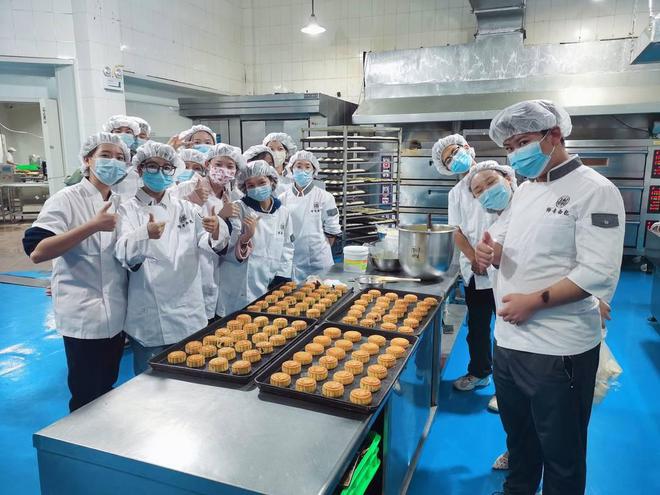 高校食堂里诞生的“烘焙传奇” 自贡师专面包曾引领川内烘焙风潮｜致敬2024四川经济影响力人物(图1)