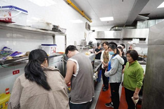 商家后厨秘密大公开！这条网红美食街的老板们正免费教居民做菜(图1)