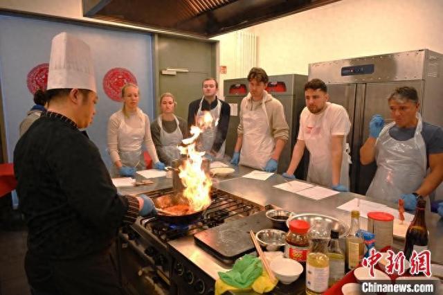 柏林中国文化中心举办中国旅游日主题烹饪课(图1)