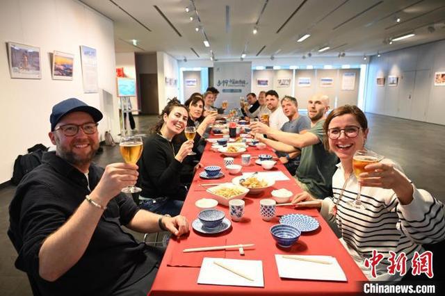 柏林中国文化中心举办中国旅游日主题烹饪课(图3)