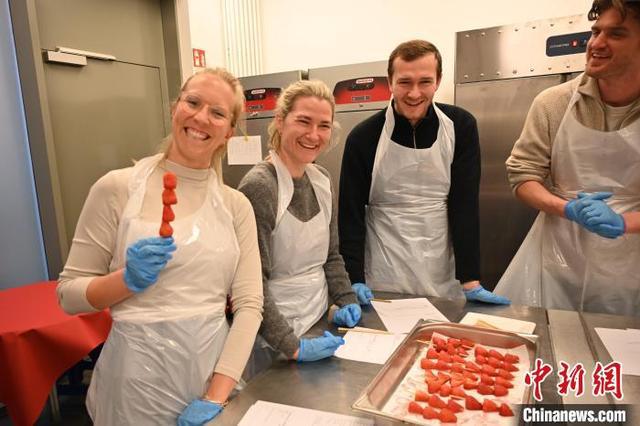 柏林中国文化中心举办中国旅游日主题烹饪课(图2)