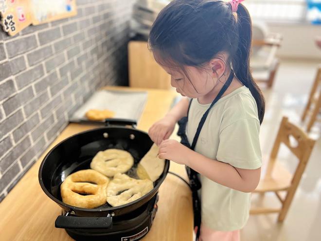 回族美食：炸油香——河口区湖滨新区幼儿园开展民族食育课程活动(图1)
