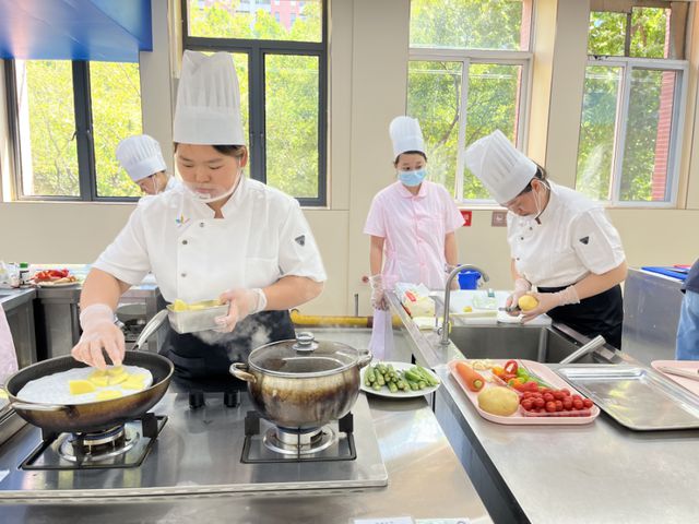 膳食促成长 匠心展厨艺——合肥幼儿师范教育中心成功举办第五届厨师厨艺大赛(图3)