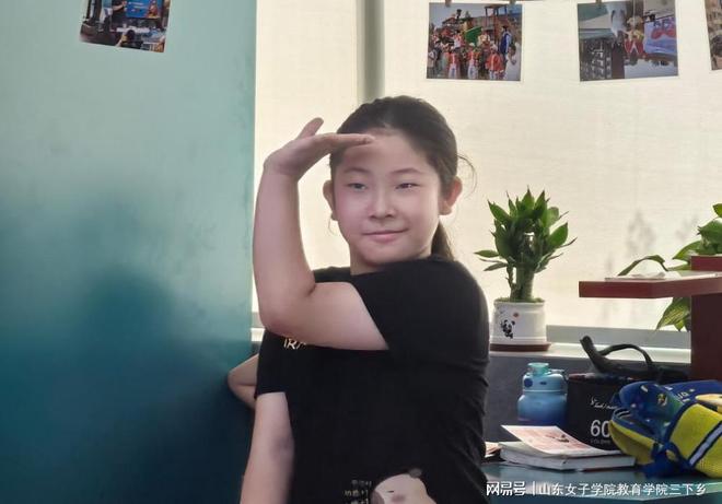 山东学子三下乡夏日“童伴营”手语小课堂丨指尖绽放的无声乐章(图1)