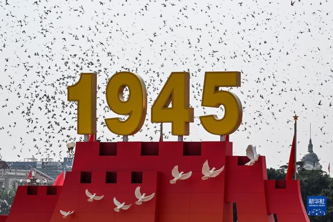 霍震霆与儿子们齐聚北京观看阅兵霍启刚发长文：强大的军队向世界展示了我国的底气(图2)