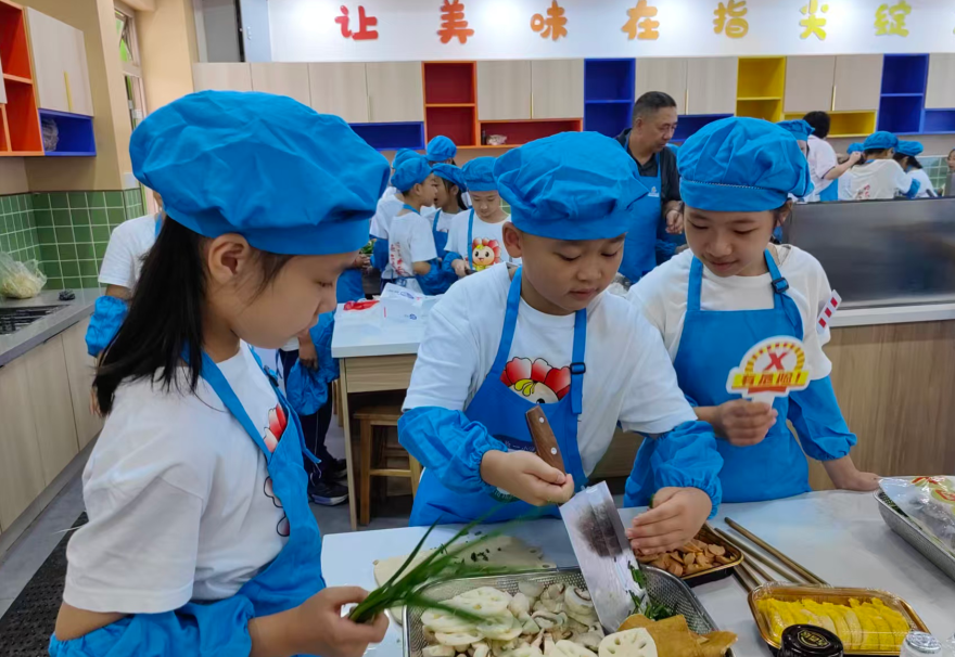 重庆长寿区学子巧手做美食传承巴渝好味道(图1)