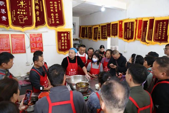 沁阳“烧饼主理人”火了！30+种烧饼全国学员追着学(图1)