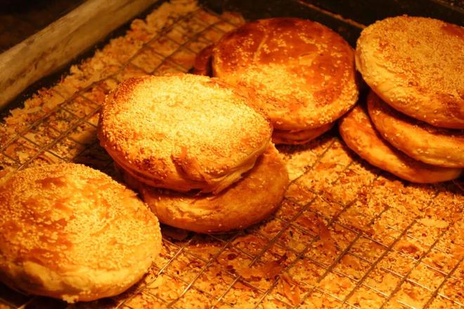 沁阳“烧饼主理人”火了！30+种烧饼全国学员追着学(图2)