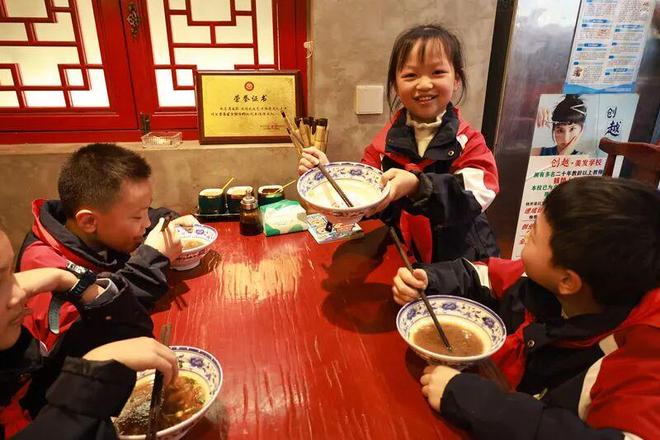 “秋假”解锁系列③西外街小学：小小厨神“煮”出非遗味劳动实践浸润健康心(图2)