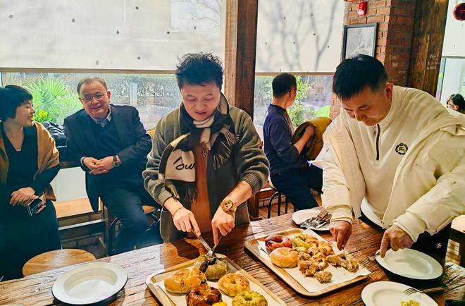 长商企业家走访巴黎贝果艺术馆探讨烘焙品牌发展机会。(图3)