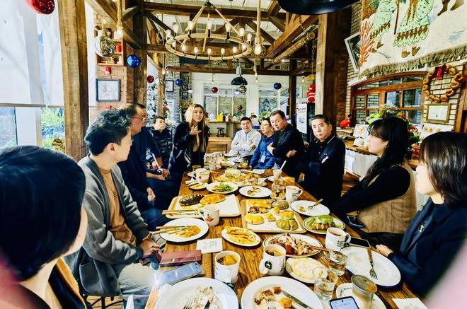 长商企业家走访巴黎贝果艺术馆探讨烘焙品牌发展机会。(图2)