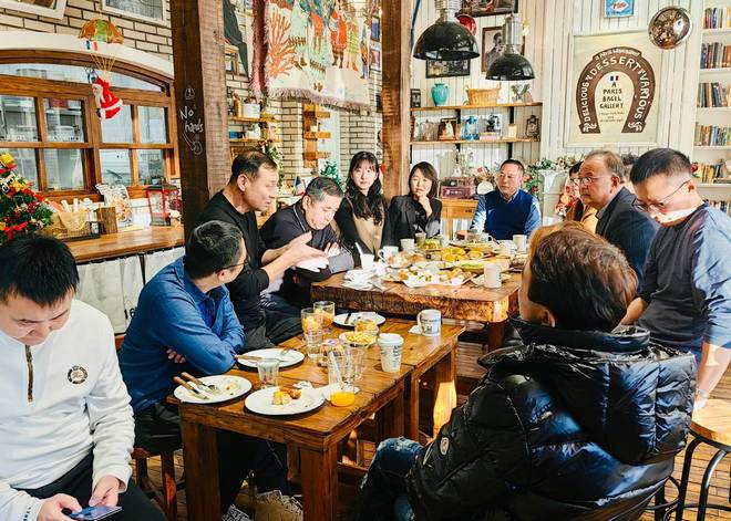 长商企业家走访巴黎贝果艺术馆探讨烘焙品牌发展机会。(图6)