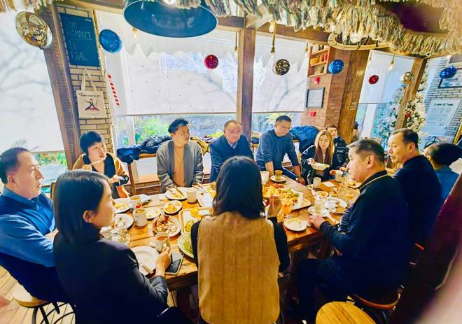 长商企业家走访巴黎贝果艺术馆探讨烘焙品牌发展机会。(图5)